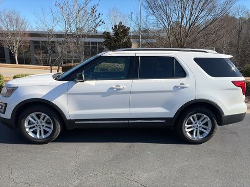 Used 2017 Ford Explorer XLT w/ Equipment Group 202A image 2