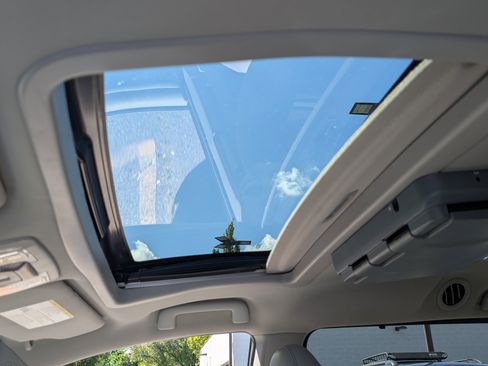 Used 2015 Toyota Sienna XLE image 21