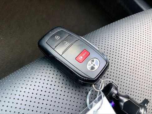 Used 2024 Toyota Prius XLE AWD/4WD image 15