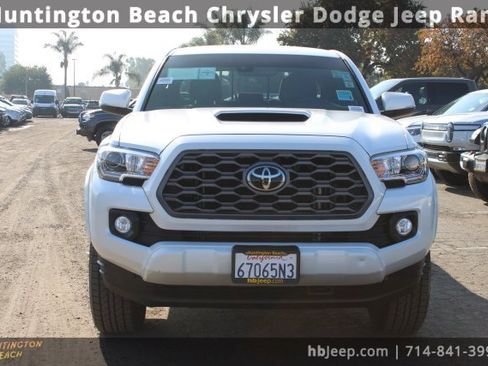Used 2022 Toyota Tacoma TRD Sport image 2