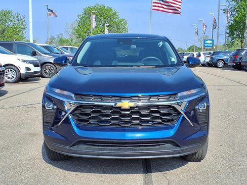 Used 2024 Chevrolet Trax LS w/ LS Convenience Package FWD image 2