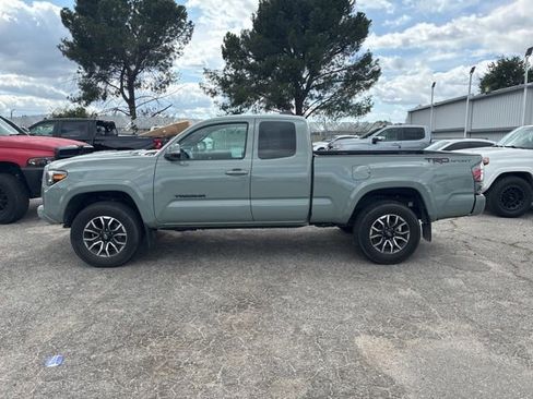 Used 2022 Toyota Tacoma TRD Sport w/ TRD Premium Sport Package image 4