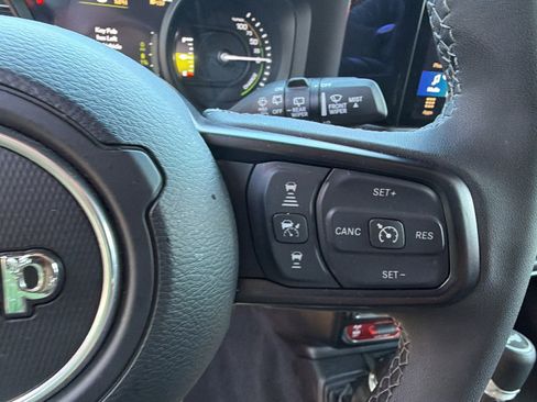 Used 2025 Jeep Wrangler Willys AWD/4WD image 36