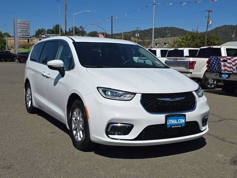 Used 2023 Chrysler Pacifica Touring-L FWD image 7