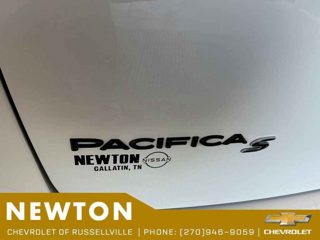 Used 2025 Chrysler Pacifica Limited FWD image 12