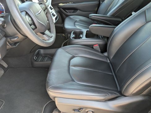 Used 2024 Chrysler Pacifica Limited FWD image 11