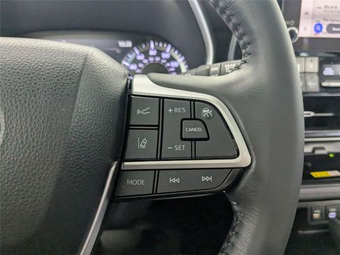 Used 2023 Toyota Highlander XLE image 17