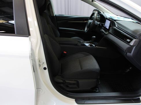 Used 2025 Toyota Camry LE AWD/4WD image 38