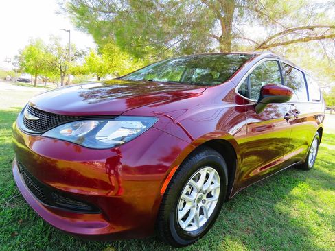 Used 2021 Chrysler Voyager LX image 2