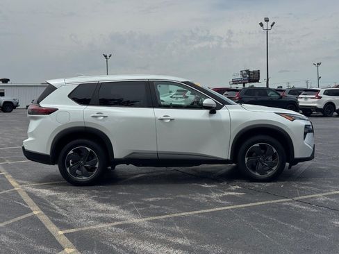 Used 2025 Nissan Rogue SV AWD/4WD image 3