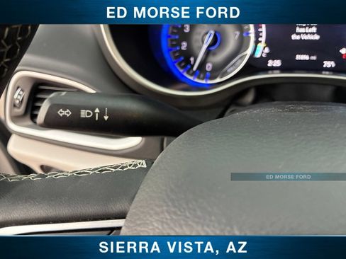 Used 2024 Chrysler Pacifica Touring-L FWD image 30