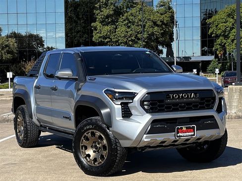 Used 2024 Toyota Tacoma Trailhunter image 2