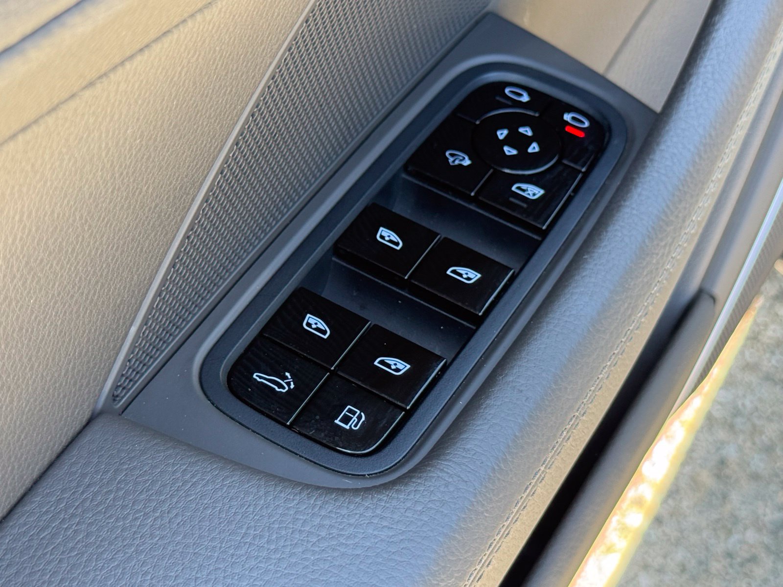 Used 2019 Porsche Panamera 4 AWD/4WD image 22
