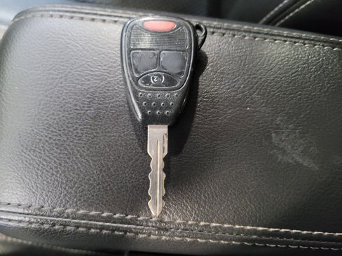 Used 2017 Jeep Compass Latitude FWD image 32