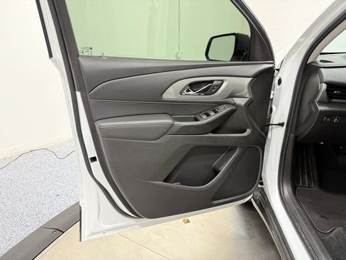 Used 2021 Chevrolet Traverse LS image 9