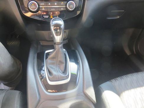 Used 2018 Nissan Rogue SV AWD/4WD image 18