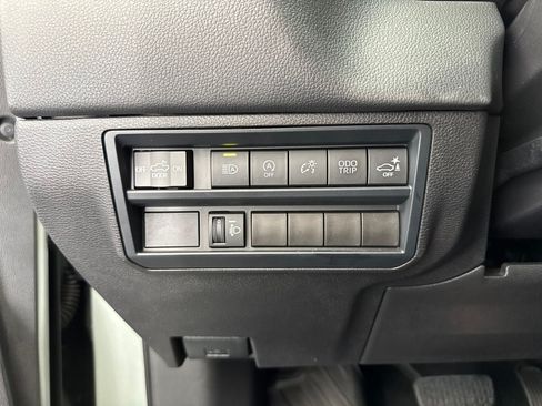Used 2025 Toyota Tundra Limited AWD/4WD image 32
