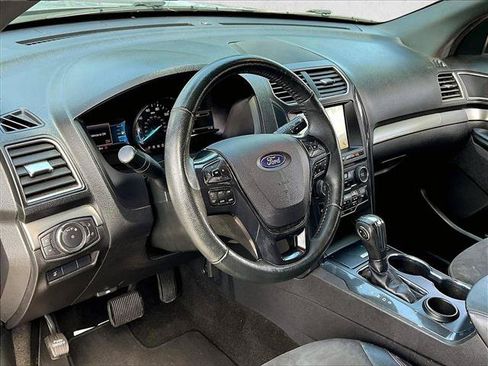 Used 2018 Ford Explorer XLT w/ Equipment Group 202A FWD image 13
