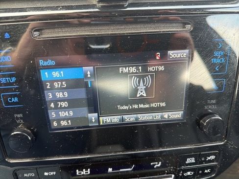 Used 2019 Toyota Prius XLE image 17