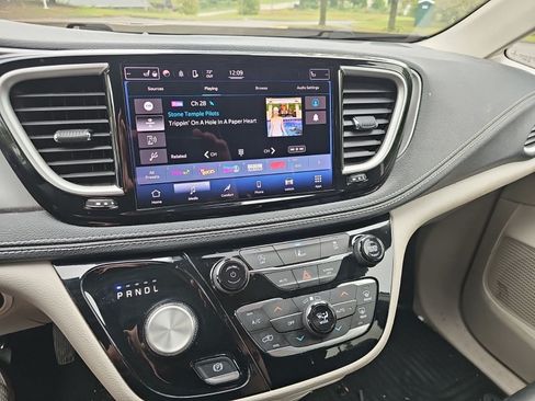 Used 2022 Chrysler Pacifica Touring-L FWD image 16