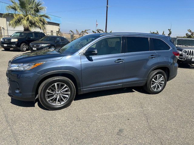 Used 2018 Toyota Highlander XLE w/ Carpet Mat Package (TMS) FWD image 2
