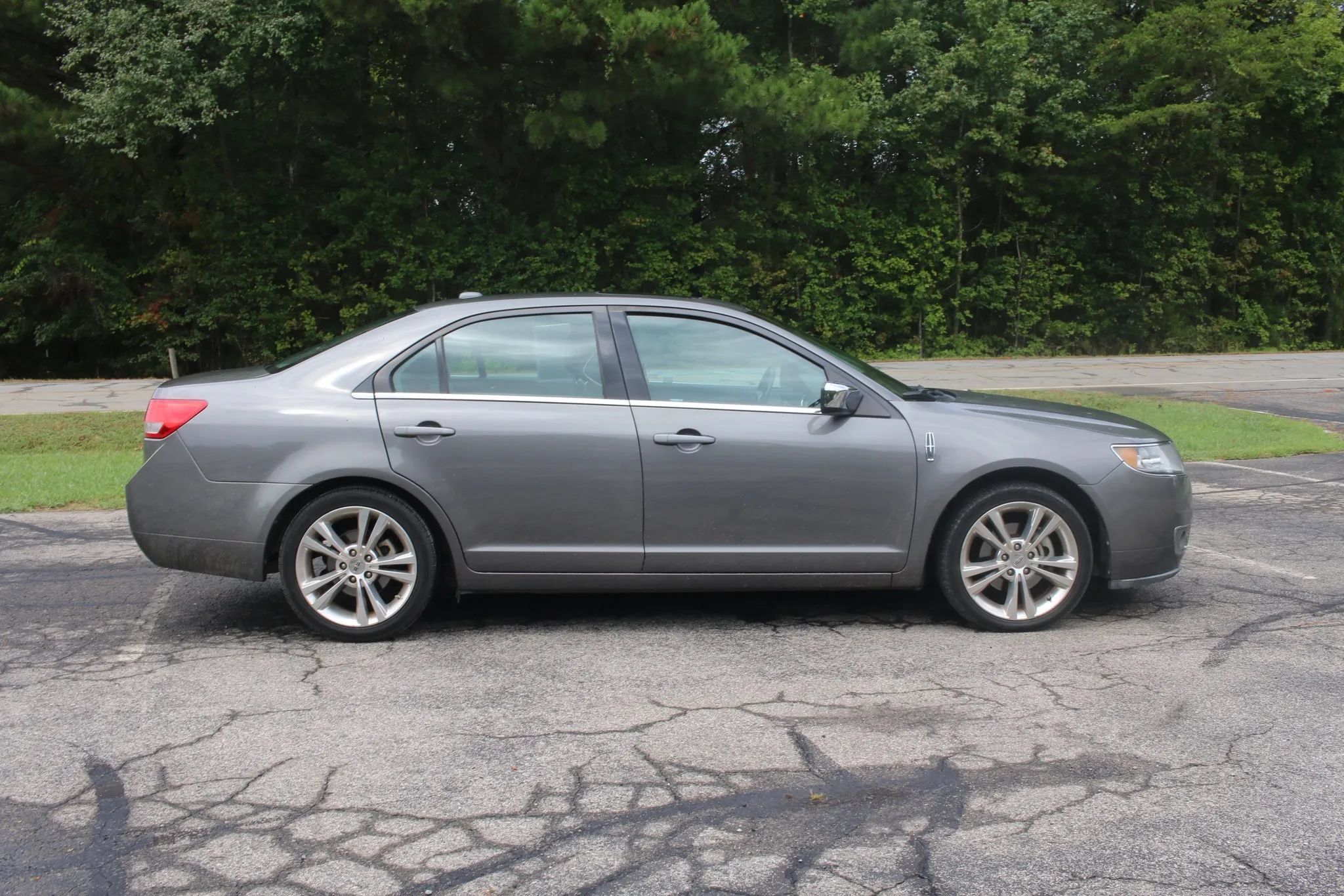Used 2012 Lincoln MKZ FWD image 5