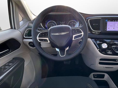 Used 2022 Chrysler Voyager LX image 5