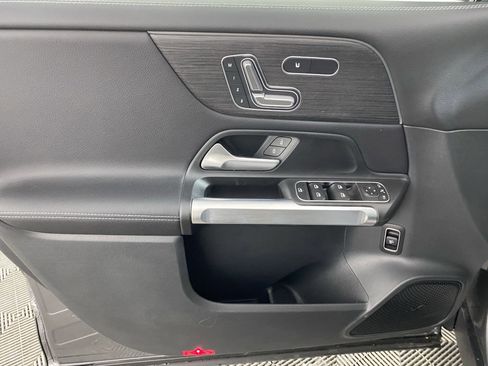Used 2025 Mercedes-Benz GLB 250 4MATIC image 11