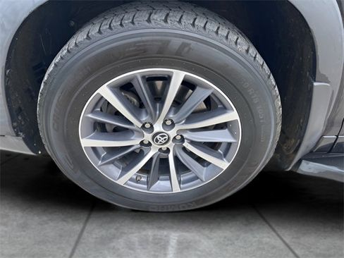 Used 2018 Toyota Highlander XLE image 9