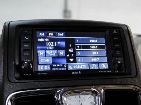 Used 2016 Chrysler Town & Country Touring-L FWD image 24