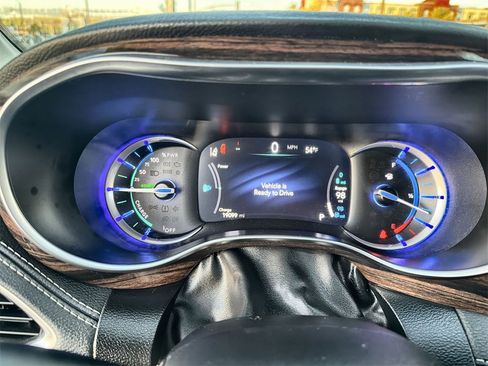 Used 2023 Chrysler Pacifica Limited w/ Uconnect Theater Family Group image 10