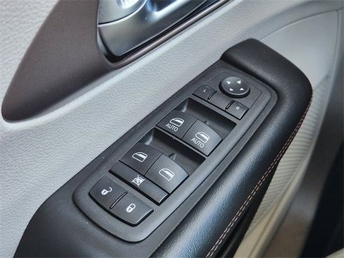 Certified 2018 Chrysler Pacifica Touring Plus w/ Tire & Wheel Group image 20