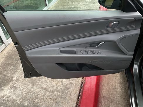 Used 2025 Hyundai Elantra SEL image 13