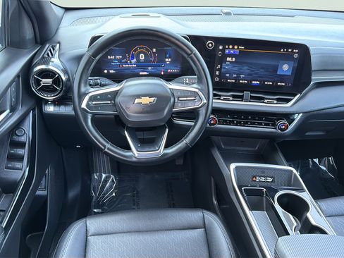 Used 2025 Chevrolet Equinox LT w/ Convenience Package II FWD image 3