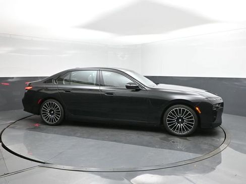 New 2025 BMW 750e xDrive w/ Premium Package image 17