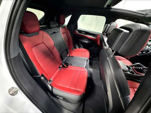 Used 2026 Porsche Cayenne AWD/4WD image 31