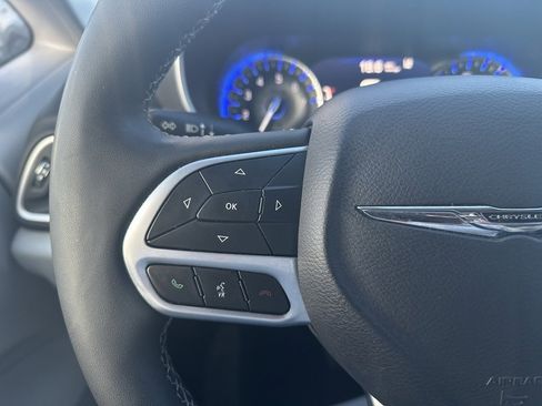 Used 2024 Chrysler Pacifica Touring-L image 24