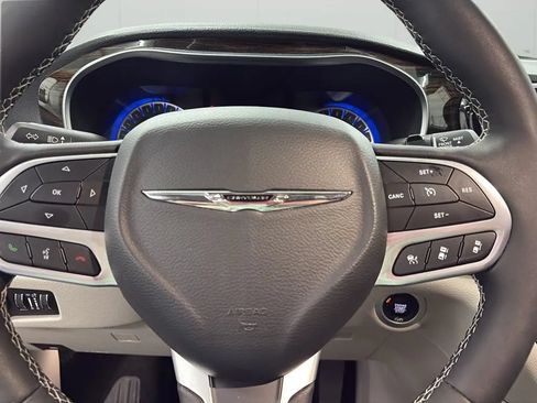 Used 2024 Chrysler Pacifica Limited FWD image 11