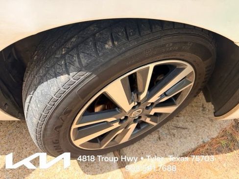 Used 2022 Nissan Versa SV FWD image 12