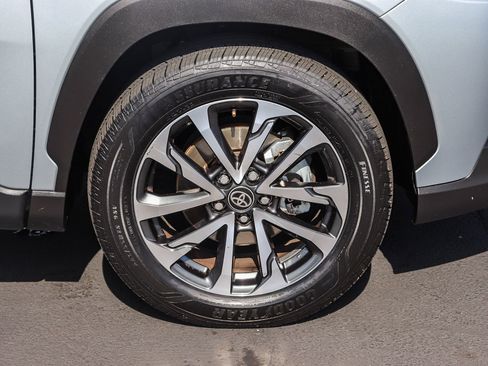 Used 2023 Toyota Corolla Cross XLE FWD image 11