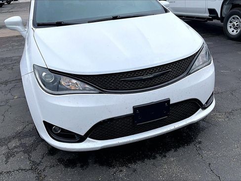 Used 2020 Chrysler Pacifica Touring-L FWD image 3