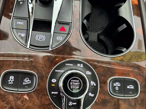 Used 2017 Bentley Bentayga image 50