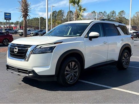 Certified 2024 Nissan Pathfinder SV FWD image 3