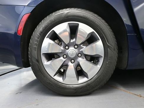 Used 2018 Chrysler Pacifica Limited w/ Advanced Safetytec Group FWD image 15