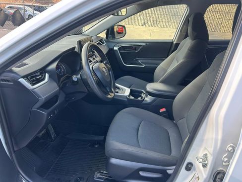 Used 2021 Toyota RAV4 LE AWD/4WD image 9