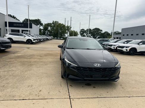 Used 2023 Hyundai Elantra SEL w/ Convenience Package FWD image 8