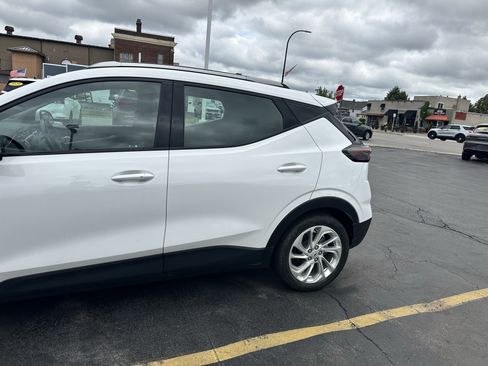 Used 2023 Chevrolet Bolt EUV LT w/ Comfort Package FWD image 5