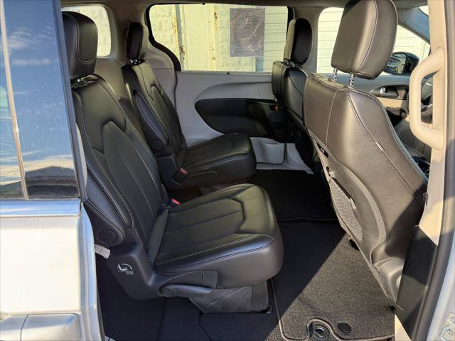 Used 2024 Chrysler Pacifica Touring-L FWD image 33