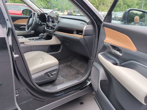 Used 2024 Toyota Grand Highlander AWD image 8