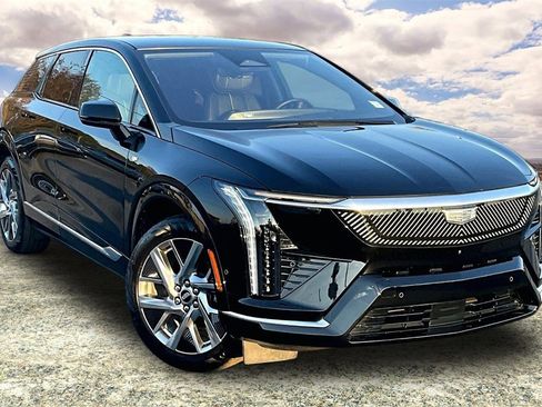 Certified 2025 Cadillac Optiq Luxury 2 w/ LPO, Floor Liner Package image 1